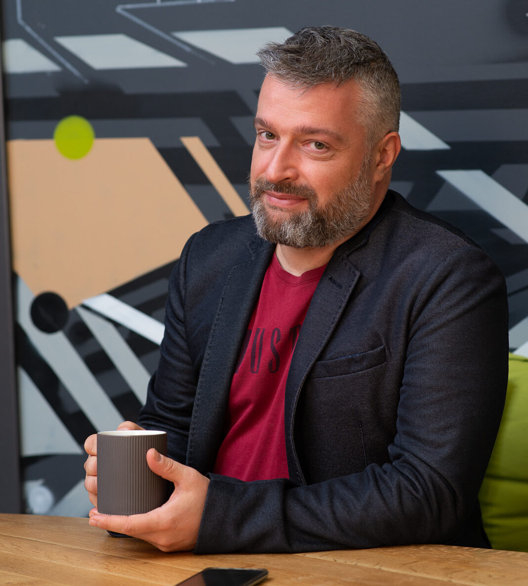 Senior DevOps Engineer man with a mug